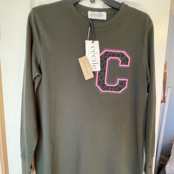 COPY - French bulldog in “C” - graphic tee by Etre Cecile presque Parisienne - Picture 12 of 16